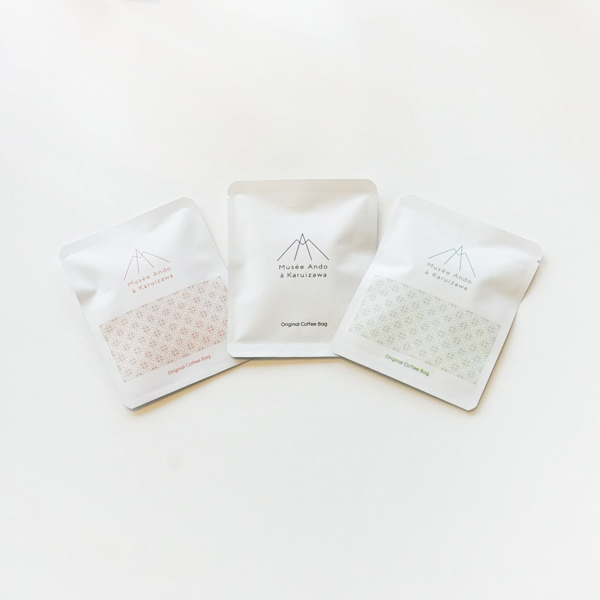 [Mother's Day Gift] Cat-shaped postcard (black cat) + 1 pack of coffee + cleaning cloth (multi-purpose cleaner)